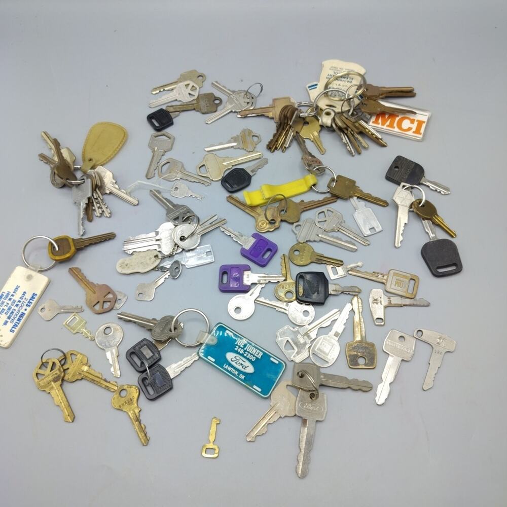 Lot Of 75+ Vintage Advertising Keys Cabinet, Locks House Auto Luggage Camper